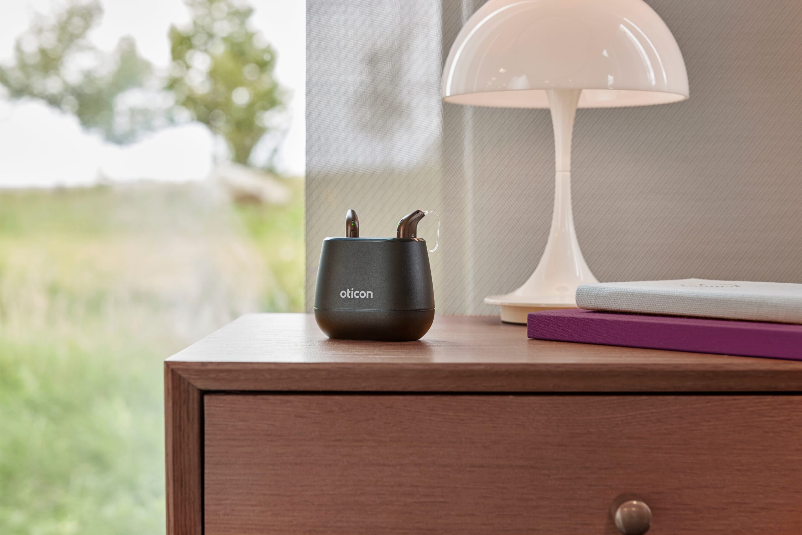 Oticon_Intent_Still_Life_miniRITE_Charger_Nightstand_MS_0406-scaled (1)