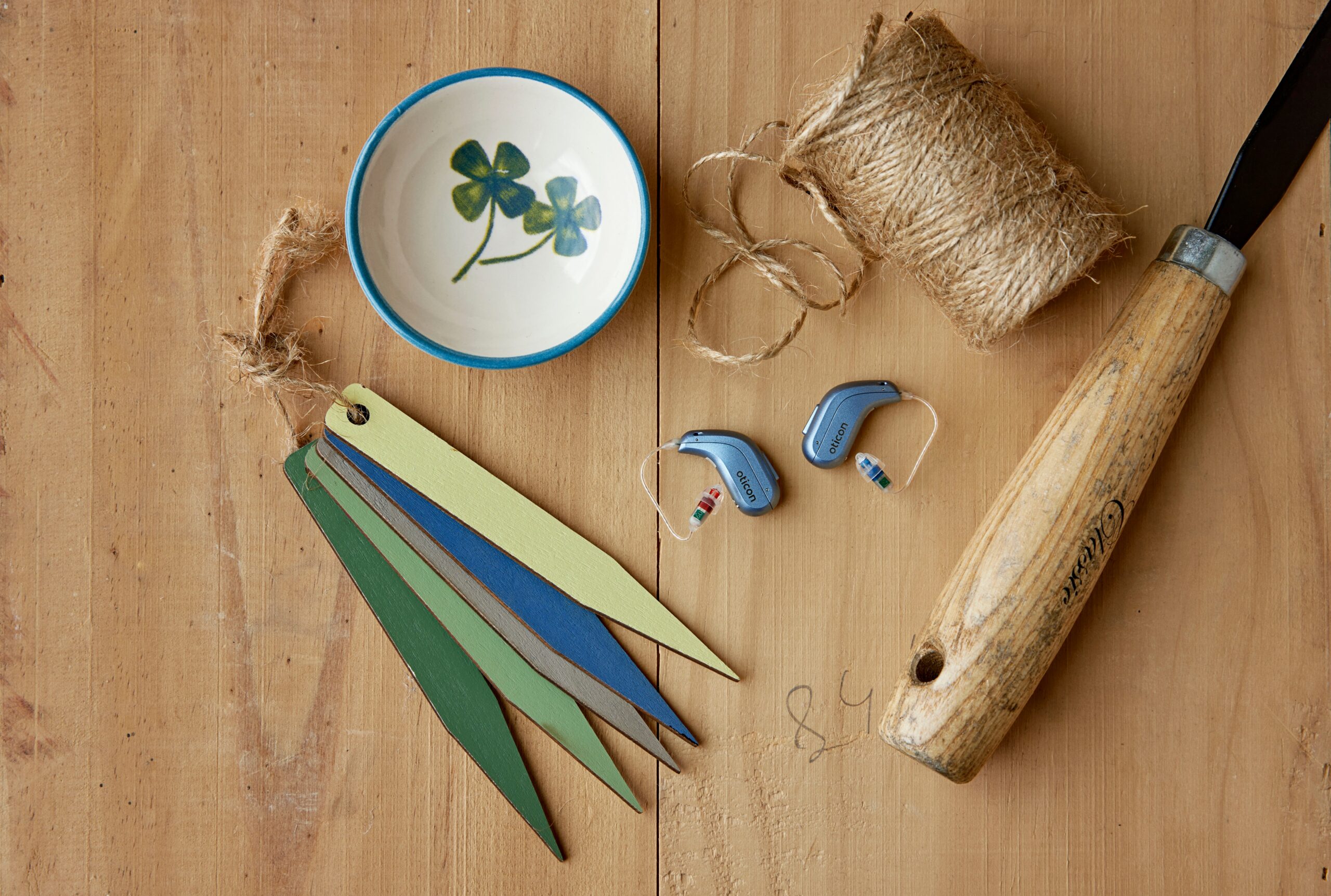 Oticon_Intent_Still_Life_miniRITE_Gardening_MS_0346-scaled (1)