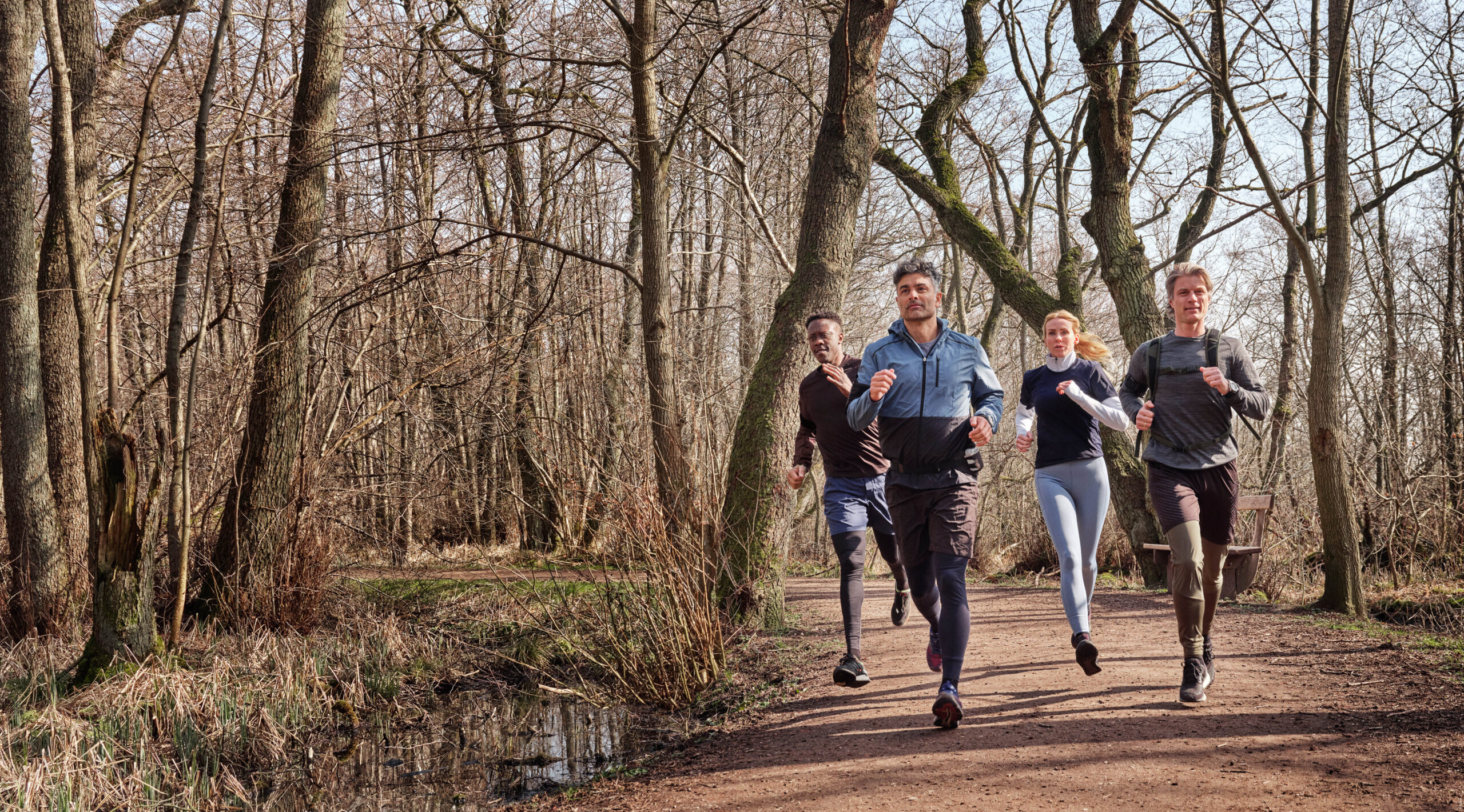 Oticon_Own_Runners_running_in_forest_KMM_4545_©Oticon-scaled